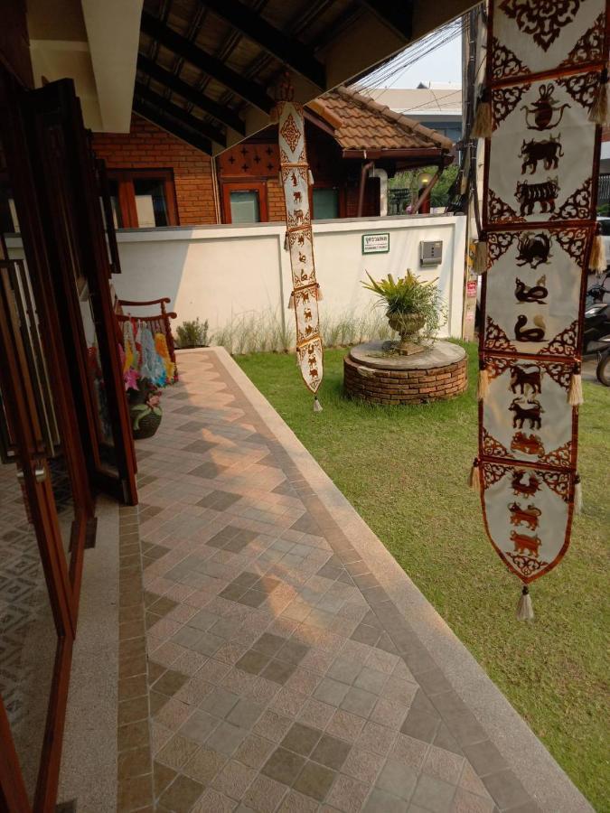 Valentier Cafe And Hotel Chiang Mai Esterno foto
