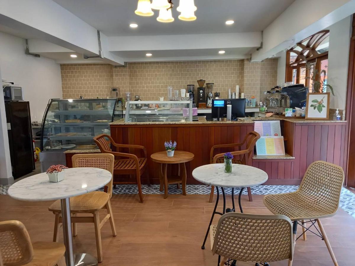 Valentier Cafe And Hotel Chiang Mai Esterno foto